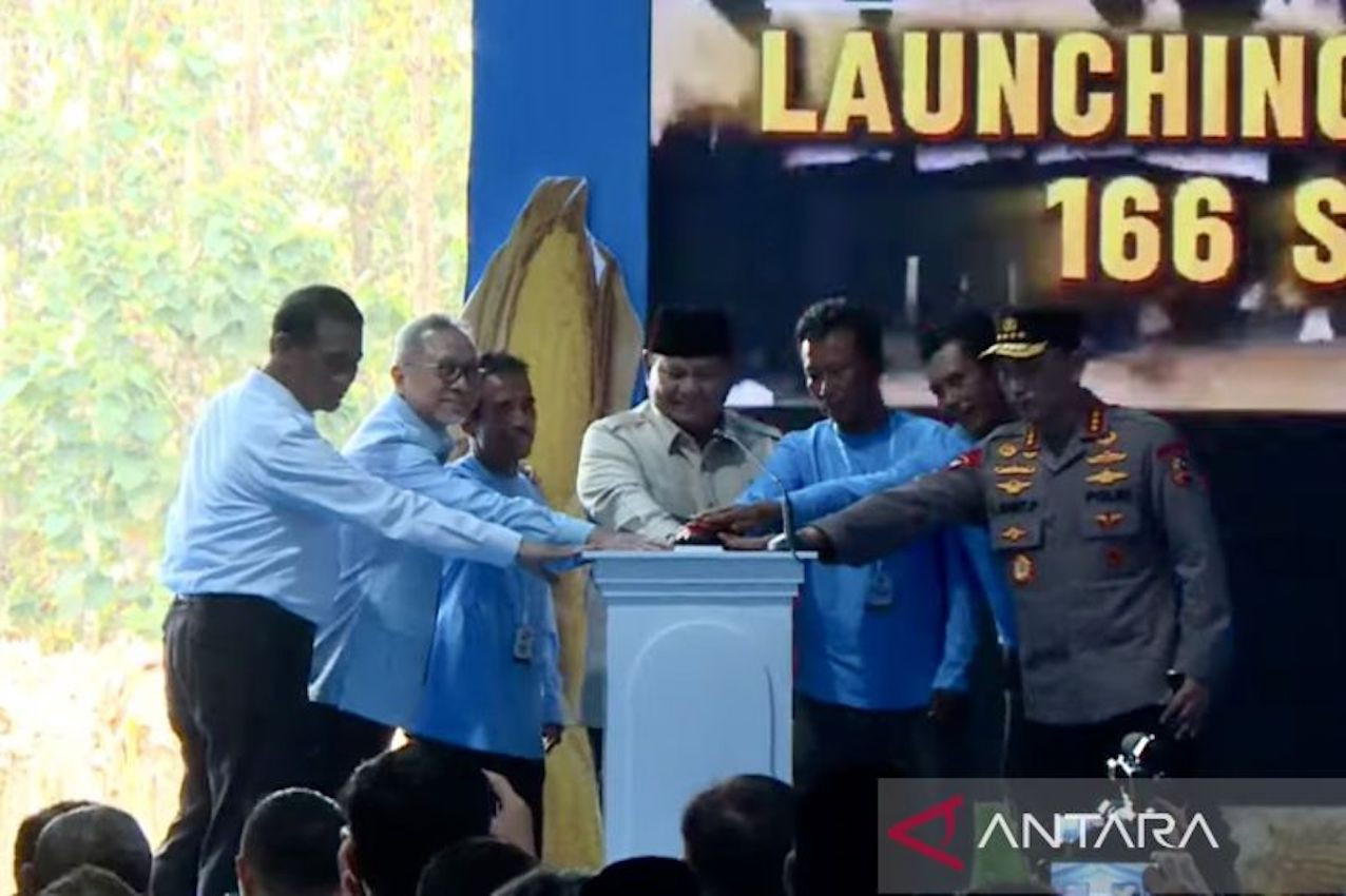 Presiden Prabowo anugerahkan Bintang Mahaputera kepada Kapolri dan Panglima TNI