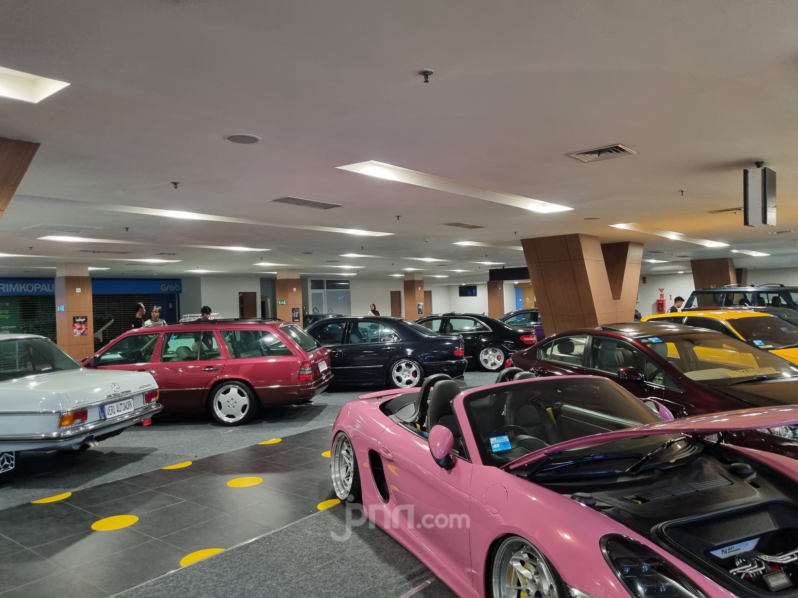Pameran mobil modifikasi di Bandara Husein Sastranegara, Bandung